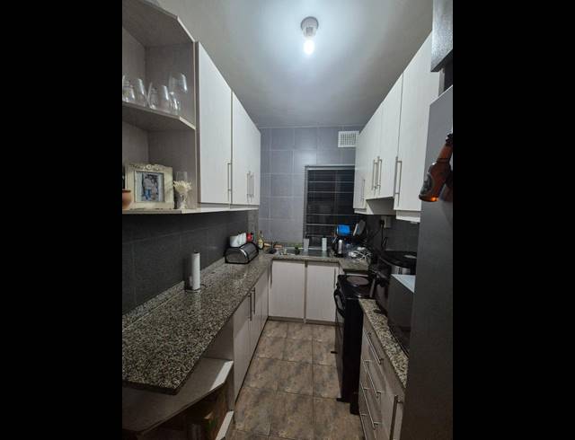 1 BEDROOM APARTMENT FOR SALE IN ESSENWOOD